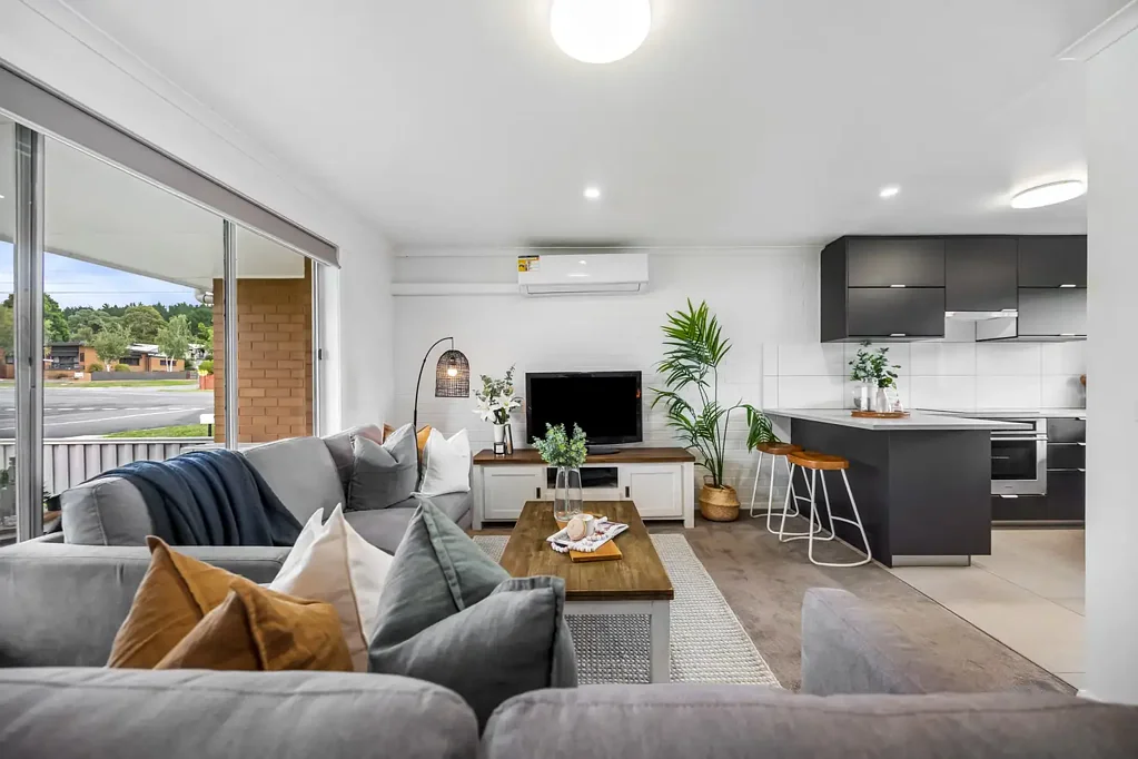 BEAUTIFULLY RENOVATED 2-BEDROOM IN CONVENIENT LOCATION