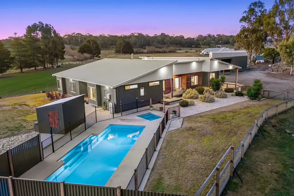 Buninyong 4ਬੈੱਡਰੂਮ Experience the Perfect Blend of Country Charm and Modern Luxury - All Just a Stroll from Buninyong