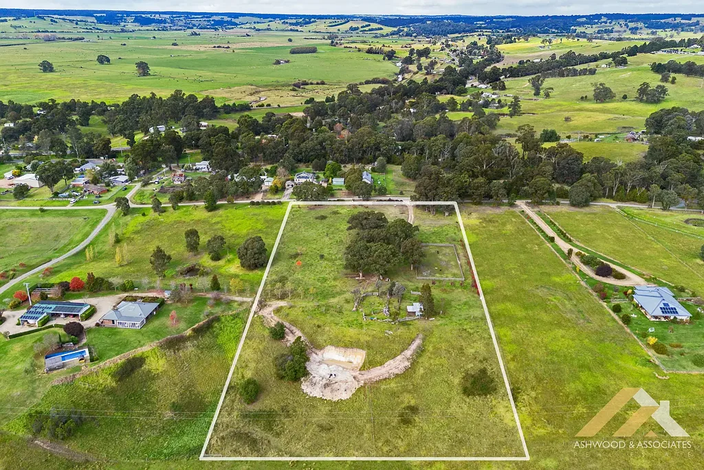 Wiseleigh ACREAGE LIVING WITH ARENA, YARDS & TOWN WATER