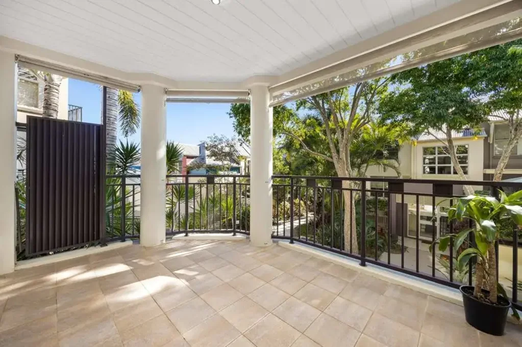 Carrara 2房  RARE STREET-LEVEL ENTRY - EUROPEAN VILLAGE LIFESTYLE - 2 SIDE-BY-SIDE SECURE PARKING