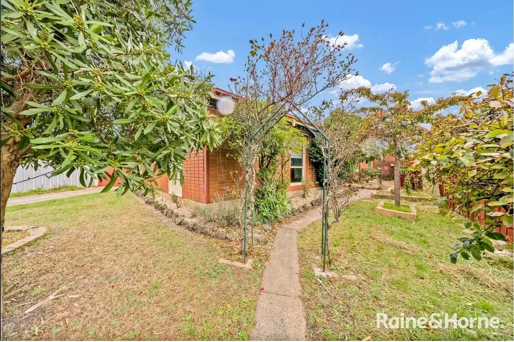 Family Home in central Cranbourne!!