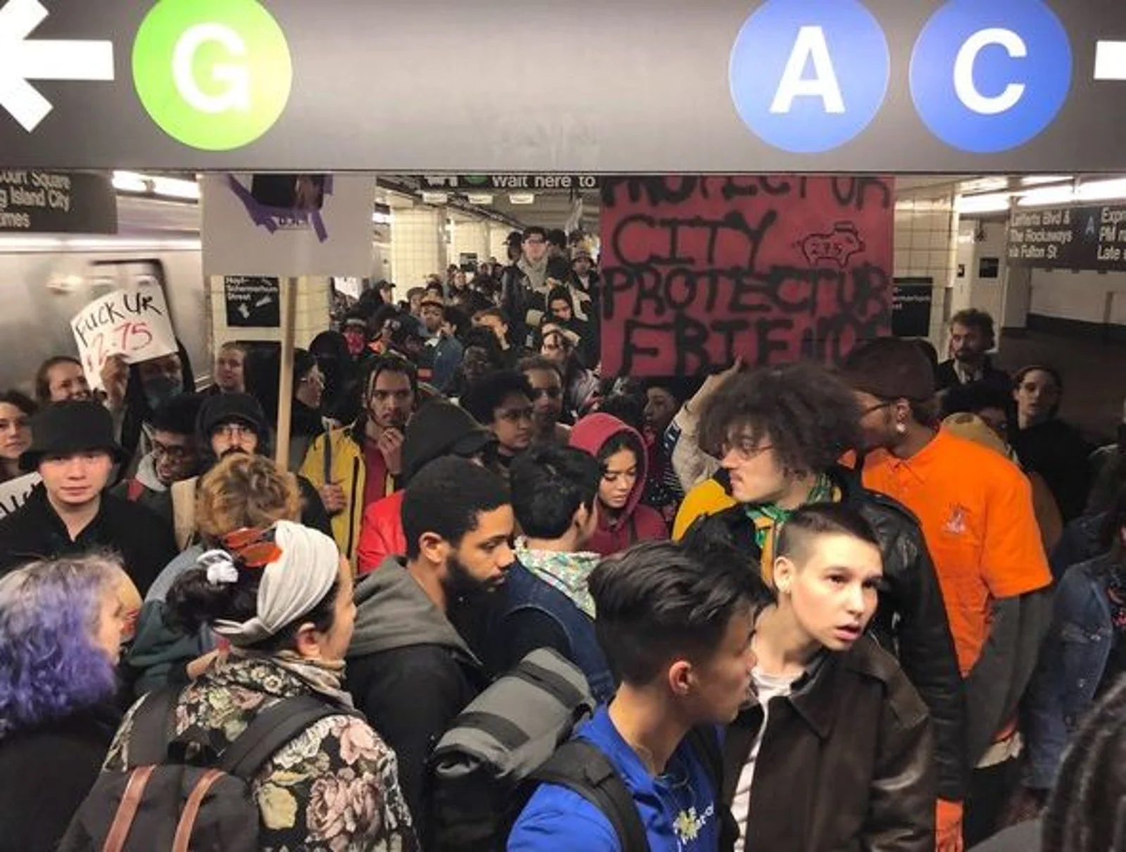 指控警察滥用暴力！纽约千名示威者逃票冲入地铁站，高吼口号：别碰黑人孩子