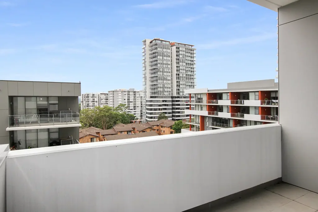 Spacious 1 Bedroom with Media Desk and Xlarge Parking!