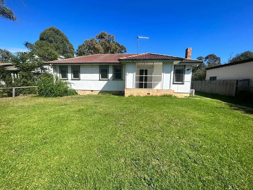 FOUR BEDROOM HOUSE FOR RENT NEAR UNE!