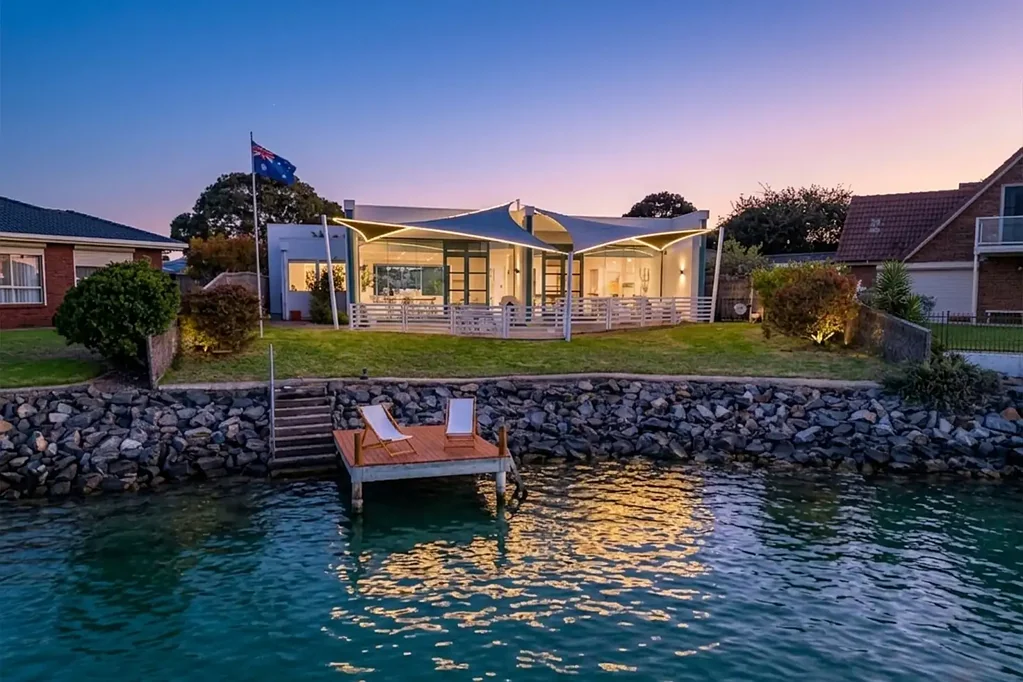 Encounter Bay 4침실 Waterfront Property on the Lake – A Home That Stops You in Your Tracks