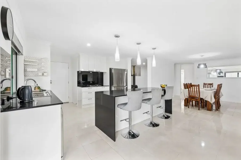 Narangba 4Kwarto Fully Renovated Family Home with Pool!
