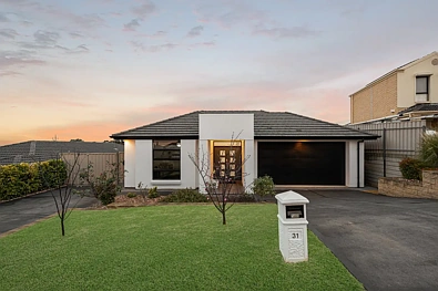 Craigmore 4 Slaapkamer Modern Family Living with a Scenic Foothills Backdrop.