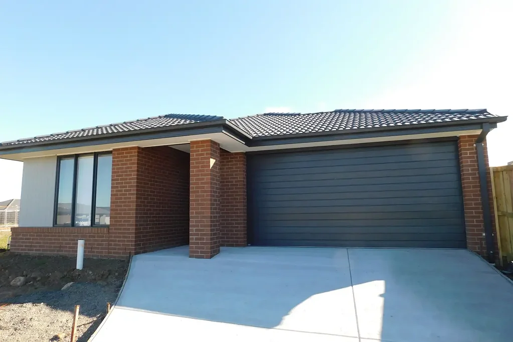 BRAND NEW FOUR BEDROOM HOME WITH TWO LIVING AREAS AND DUCTED HEATING AND COOLING