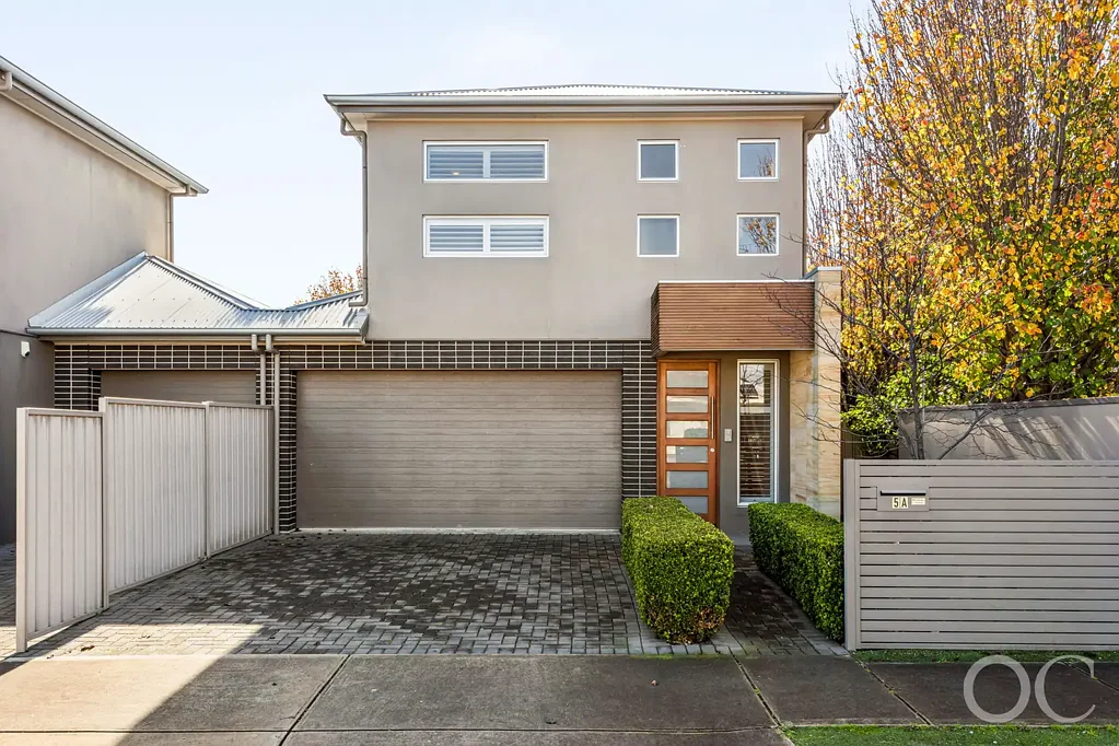 Marleston 3침실 Open the Door to Stylish Living Perfectly Positioned Between the City & the Sea