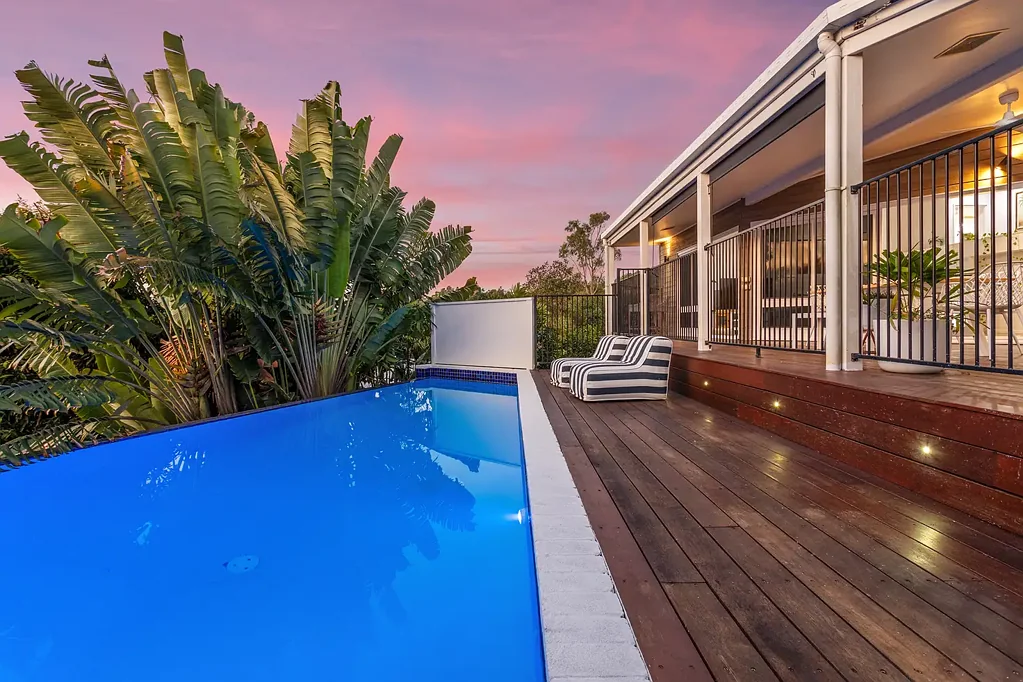 Cannonvale 4房  Stylish Renovated Multi-Level Home With Pool And Ocean Views