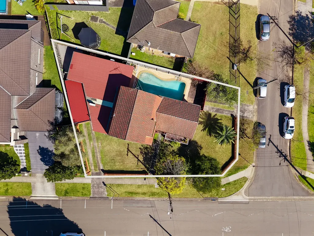 North Ryde 5Kwarto Superb Location with Duplex Site Potential (STCA)