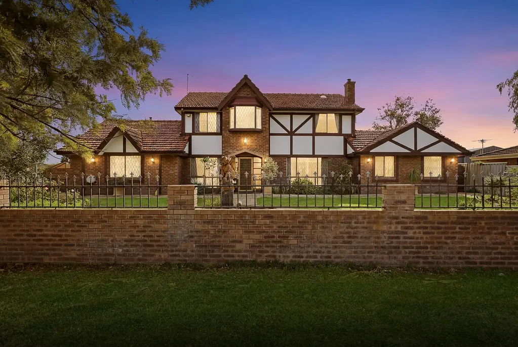 Warnbro 4部屋 Tudor Charm with Pool, Workshop & Side Access on 885m²