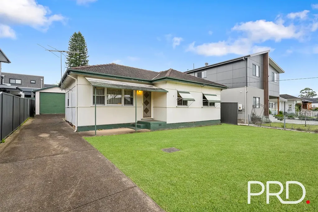 Lurnea 3Habitaciones Re-development Potential R3 zoned in a Prime Location!