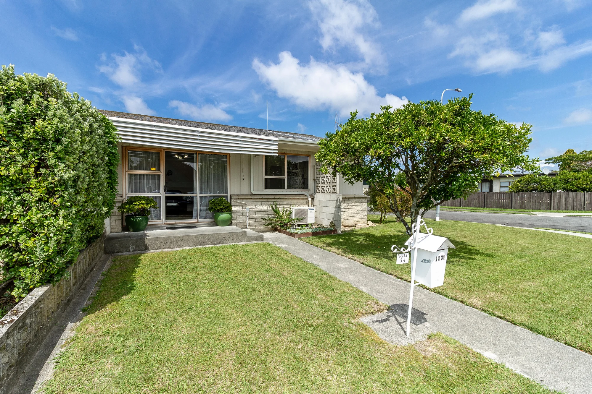 Taradale 2房  Great Location - Fully Redecorated!