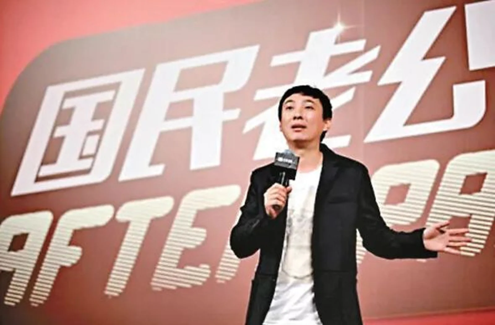 网友新加坡街头偶遇王思聪牵手一美女，校长这是又换女友了？