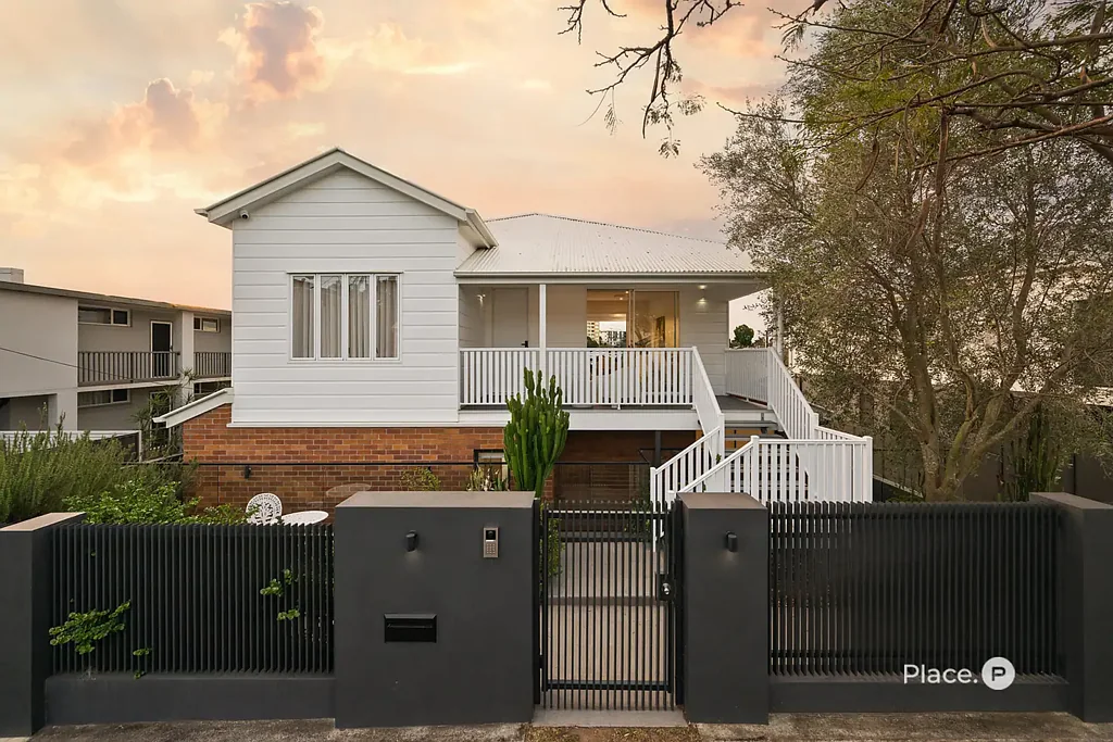 Norman Park 4Phòng ngủ Must See City-View Family Luxury on an 810m² Poets Corner Holding