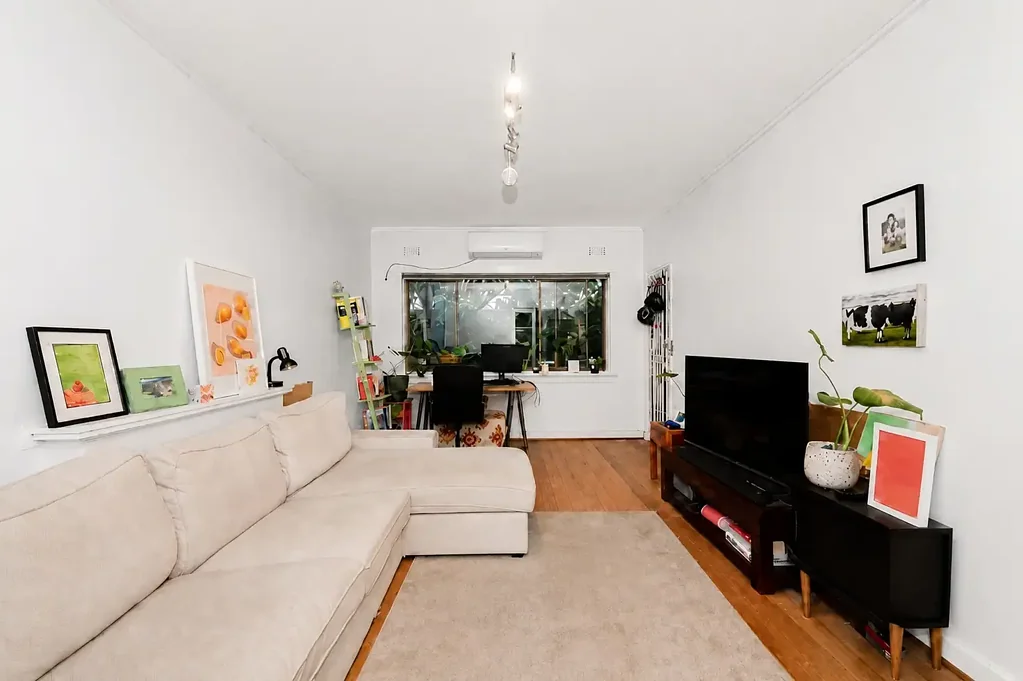 Ground Floor, Art Deco Apartment Moments from the Beach, Cafés & Transport