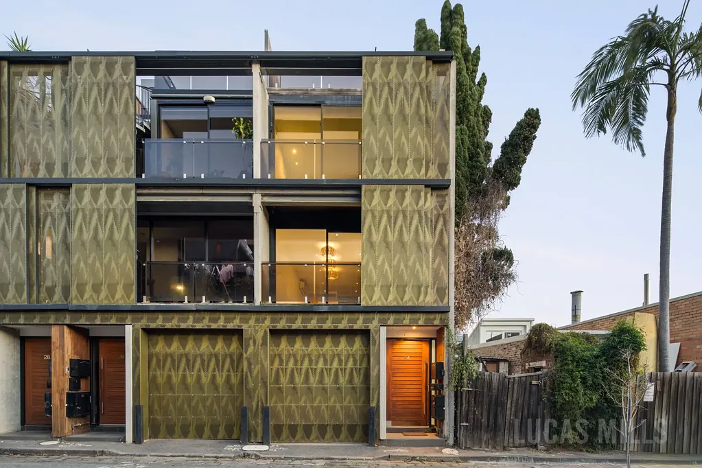 North Melbourne 3房 市中心顶级区位 室内外娱乐空间 主卧带庭院 开放式起居区 巨大屋顶露台 360度城市全景 临街面 车库私入口 步行生活圈 Sensational Contemporary Residence with Stunning Views!