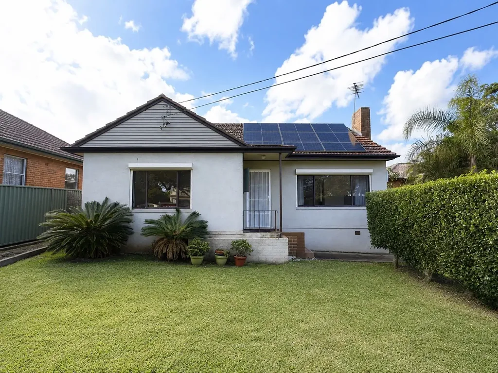 NEAT & SPACIOUS THREE BEDROOM FAMILY HOME WITH A LARGE BACKYARD