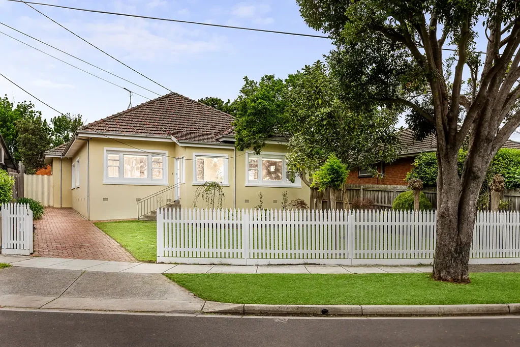 Hughesdale 4房 自然光充足 现代气息宁静街道 宽敞开放式空间 时尚厨房 四卧室舒适 全年舒适生活 便捷交通优质学校 Sunlit Serenity in the Heart of Hughesdale