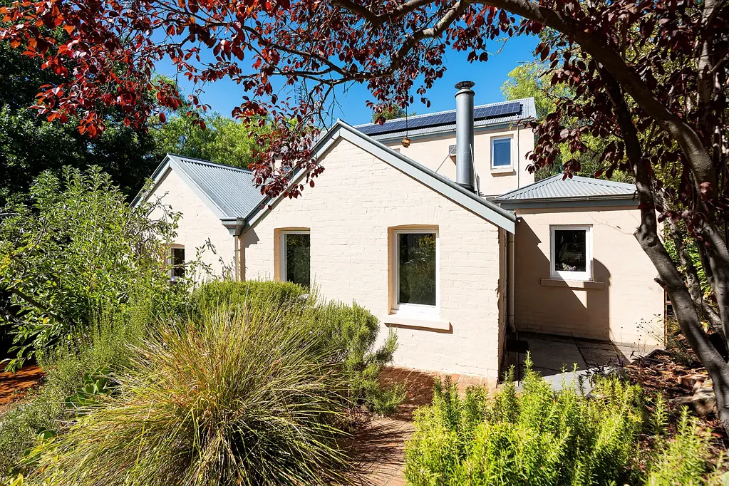 Castlemaine 3 Bedroom Private Oasis with Historic Charm and Modern Style