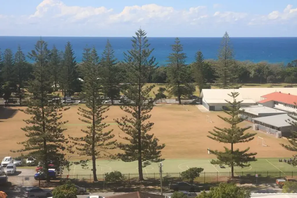 Broadbeach 3침실 Beachside Elegance in Sierra Grand - Renovated 3 Bedroom Apartment with Double Car Parking