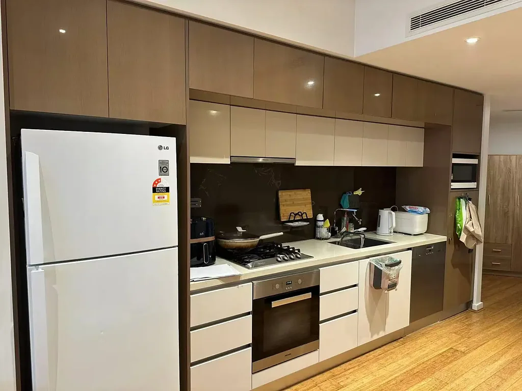 1 BEDROOM PLUS CAR SPACE FULLY FURNISHED APARTMENT