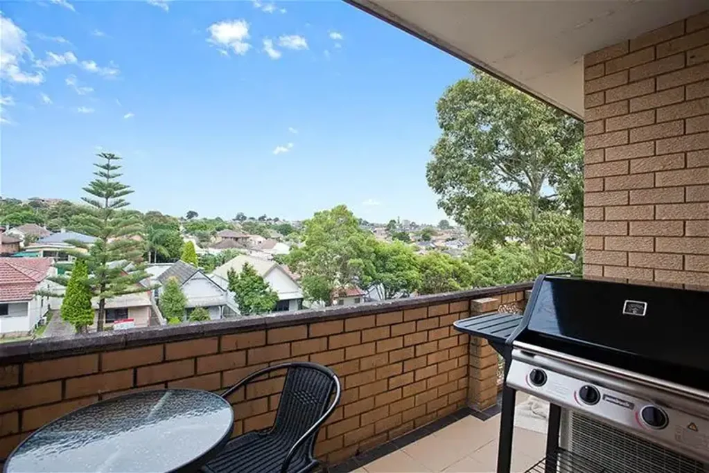 Top floor 3 Bed 2 Bath 1 LUG for rent