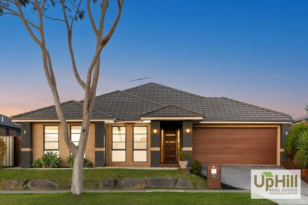 Clyde North 4ห้องนอน Beautifully Presented Home with Four Living Areas in a Prime Location