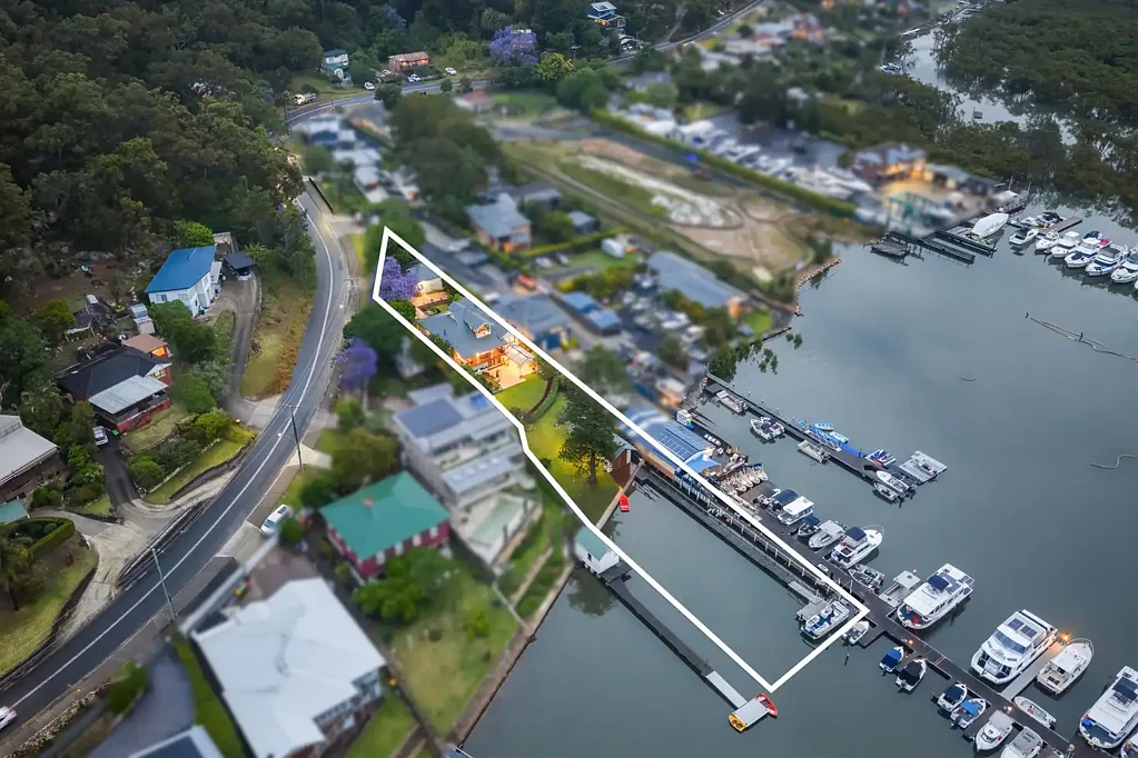 Brooklyn 6房 滨水庄园 1500平米 罕见分区 深水码头 宏伟水景 多代同堂空间 Rare Waterfront Opportunity - with Tourist Zoning and Subdivision Potential (STCA) - Appointment Only within OFI