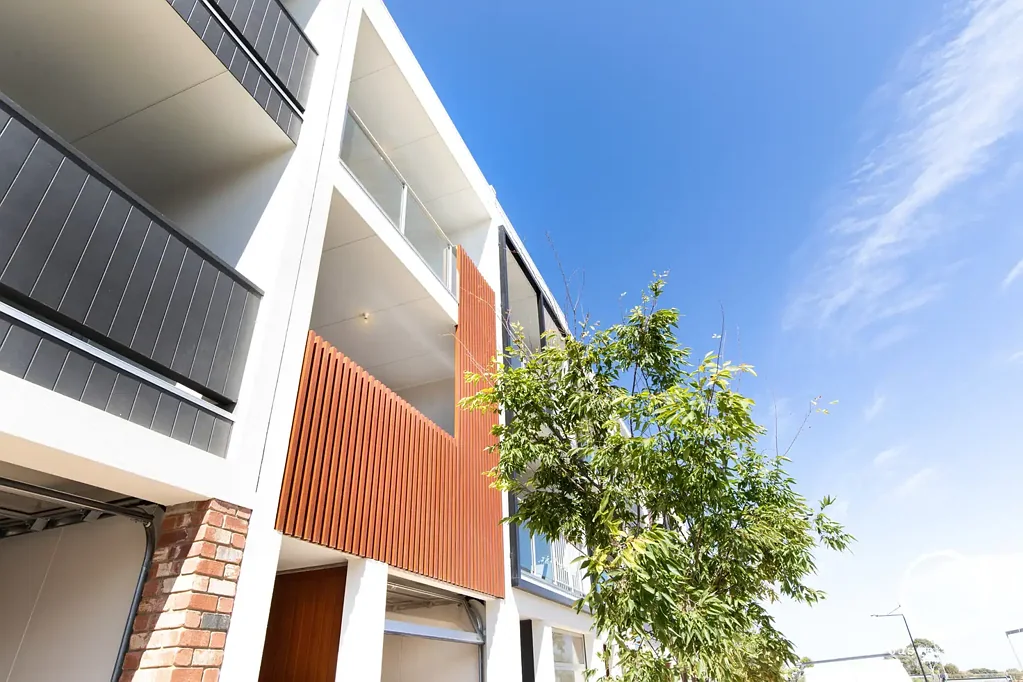 BEAUTIFUL LOW MAINTENANCE TOWNHOUSE IN TONSLEY