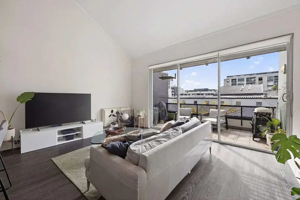 Erskineville 3房 纽约风情阁楼 高天花板 双层户外 石材厨房Smeg电器 主卧带庭院 顶层多功能 宠物友好 游泳池健身房 近Café Yolk 邻火车站公园 Incredible 'Glo' apartment offering loft-style amenity