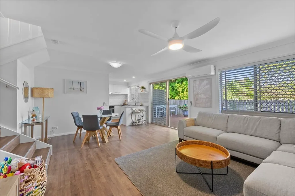 Molendinar 3 Slaapkamer Fully Renovated 3-Bedroom Townhouse Offering Space, Style and Convenience