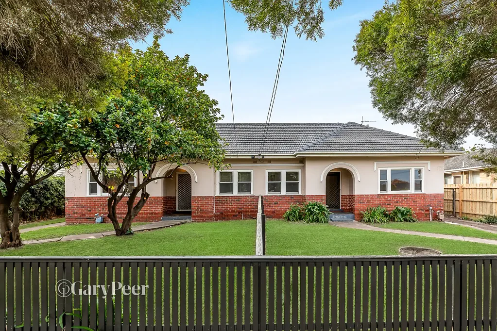 Murrumbeena 6房 两套翻新住宅，一个产权，巨大的开发潜力 1,341平方米* Two renovated homes, one title, huge development opportunity 1,341m2*