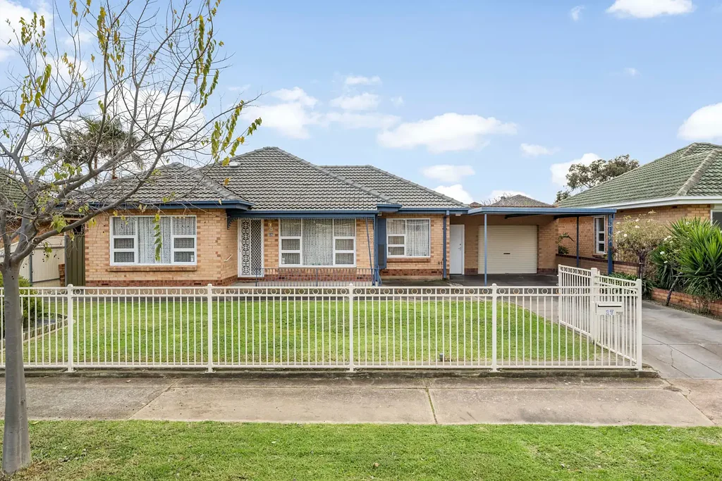Flinders Park 4 Slaapkamer Solid Bones, Big Block & Immense Opportunity In The Heart Of The West