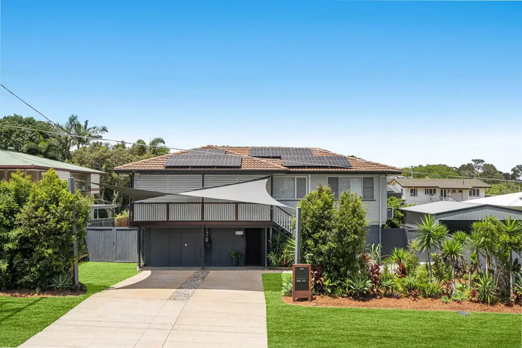 Wynnum West 3房 宽敞多空间 599平北向地 双面通道 双居灵活 时尚更新 硬木地板 空调舒适 光线充足厨房 户外多露台 精心后院 繁茂花园 篝火区 两车位停车 棚屋工作间 太阳能电池 Wynnum West宁静 便利海滨 Spacious and Versatile Family Living with Dual Side Access