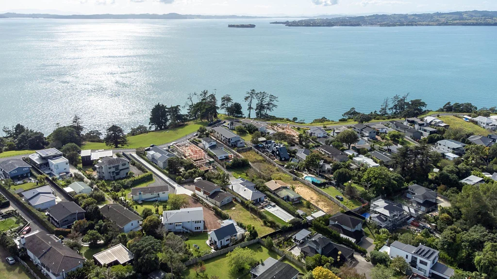 Mellons Bay  FREEHOLD SECTION IN MACLEANS ZONE!