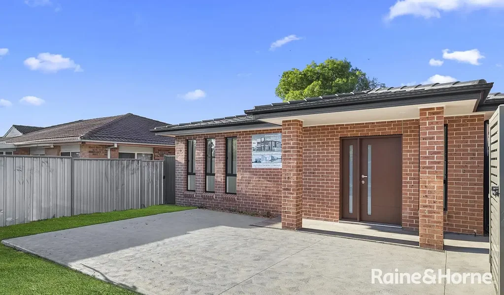 TWO-BEDROOM GRANNY FLAT IN THE HEART OF MINTO