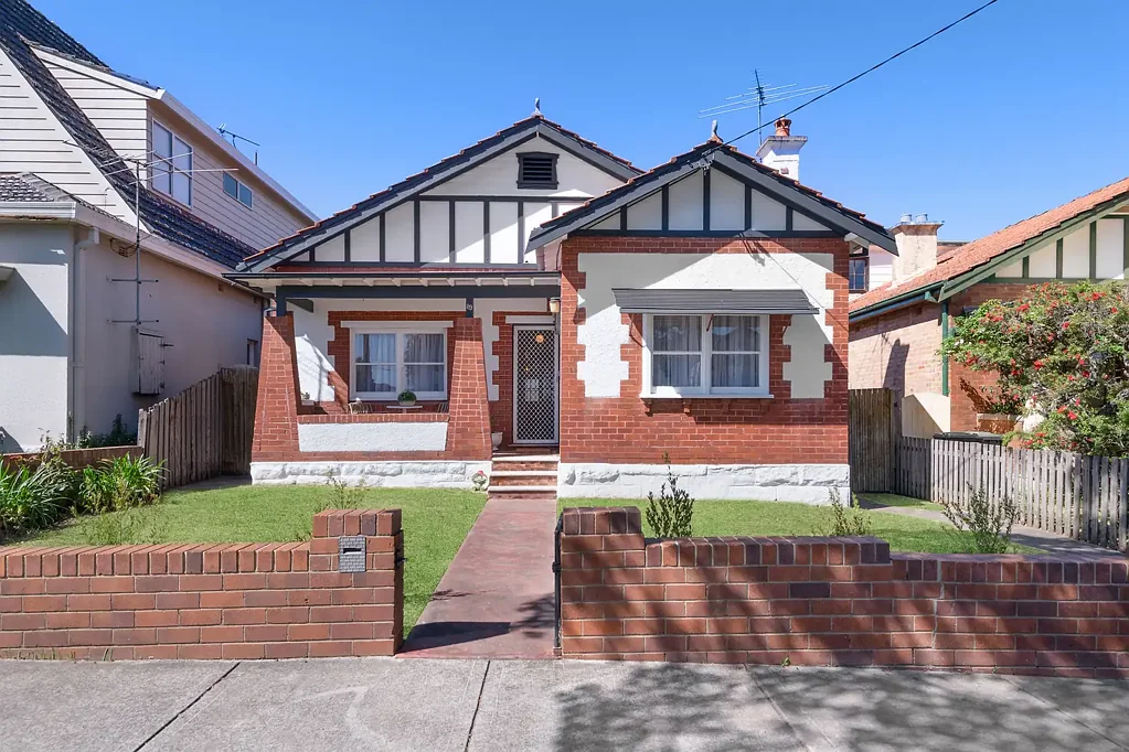 Bexley 4房 原始魅力壁炉 华丽吊顶 画框内饰 新地毯全新涂漆 明亮通风餐厅 庞大阳光后院 燃气灶大厨房 豪华卧室高挑吊顶 多功能第四卧 传统带浴缸浴室 宽敞前院近步道 Elegant Family Bungalow on Large Block In Desired Street