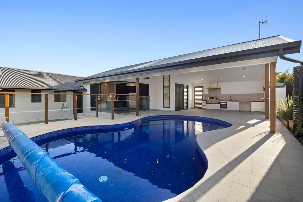 Four bedroom family home in Mermaid Waters!!