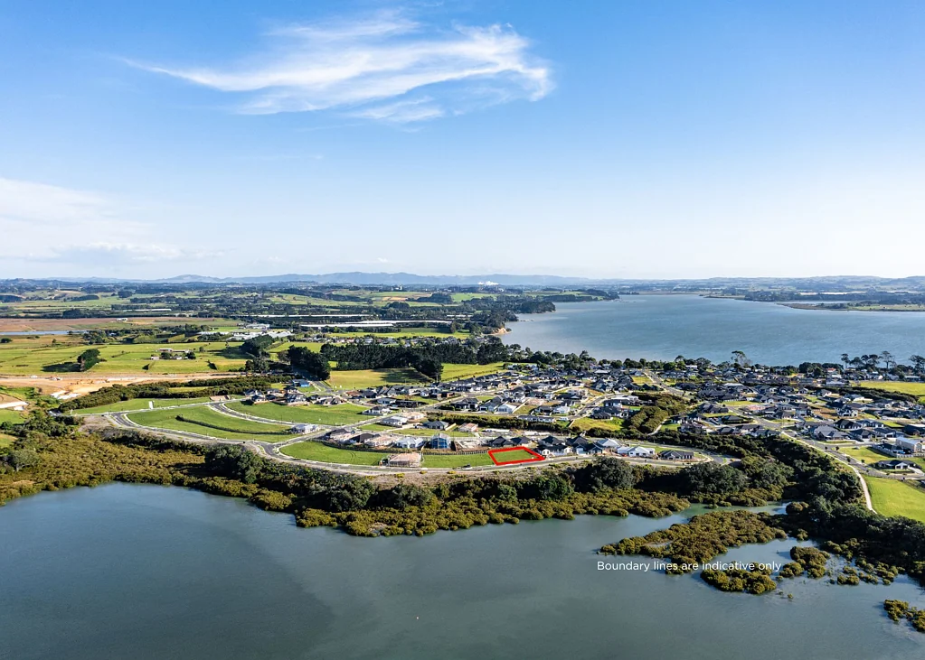 Glenbrook Stunning flat waterfront section