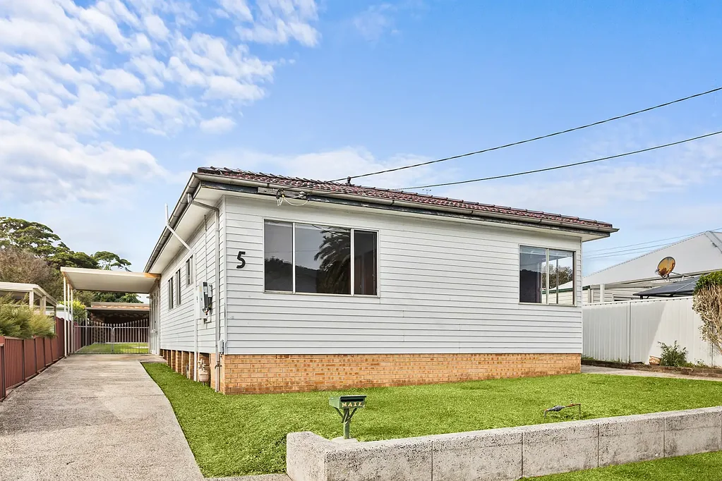 Woonona 3침실 Charming Cottage with Extensive Garaging and Workshop Space