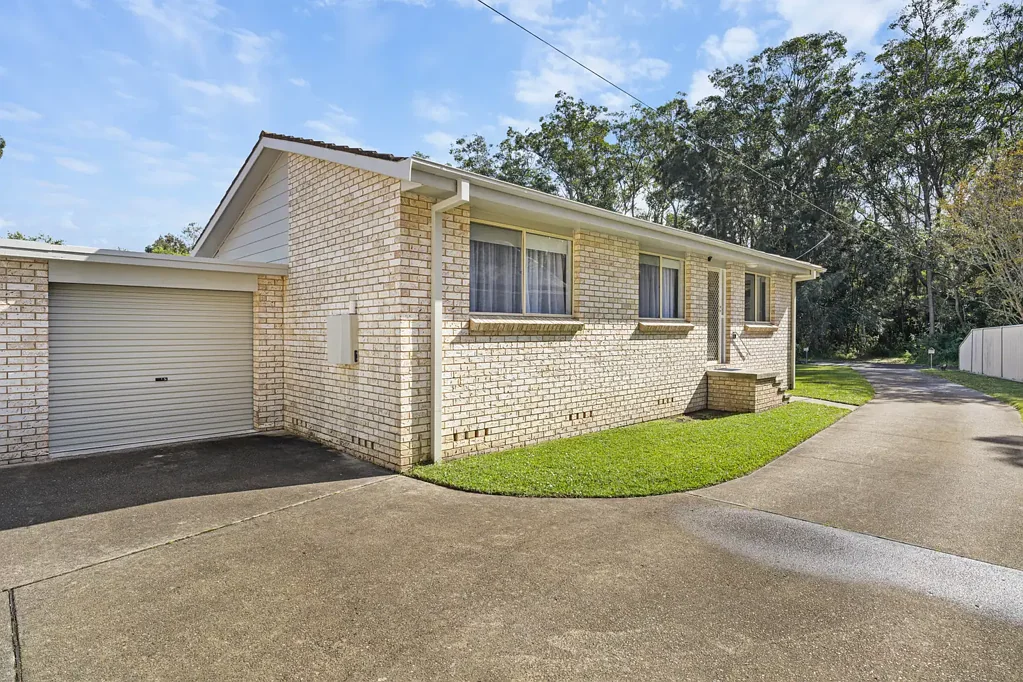 Tuggerawong 3房  Boutique Duplex Living, Refreshed Throughout