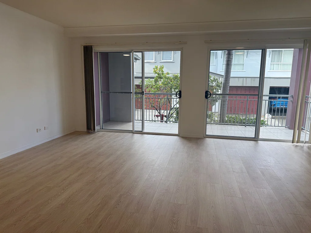 LIGHT FILLED UNIT IN CENTRAL LOCATION - PAVILLIONS BY THE BROADWATER