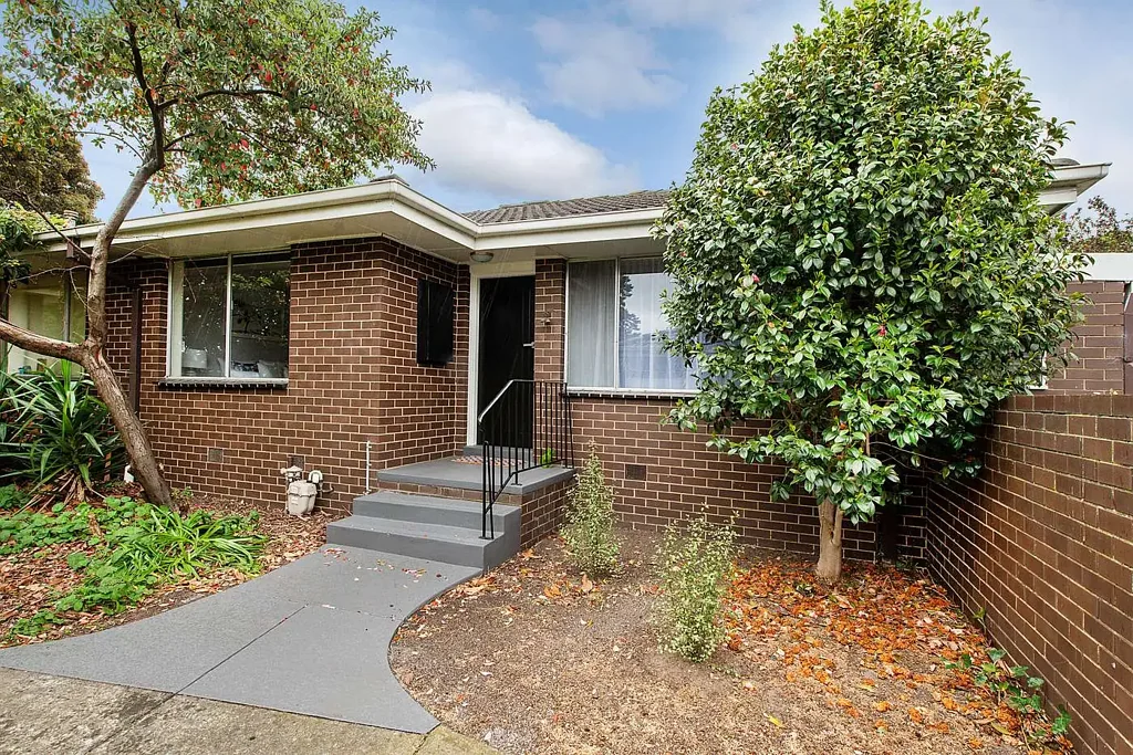 LOW MAINTENANCE SINGLE LEVEL LIVING IN A PRIME LOCATION