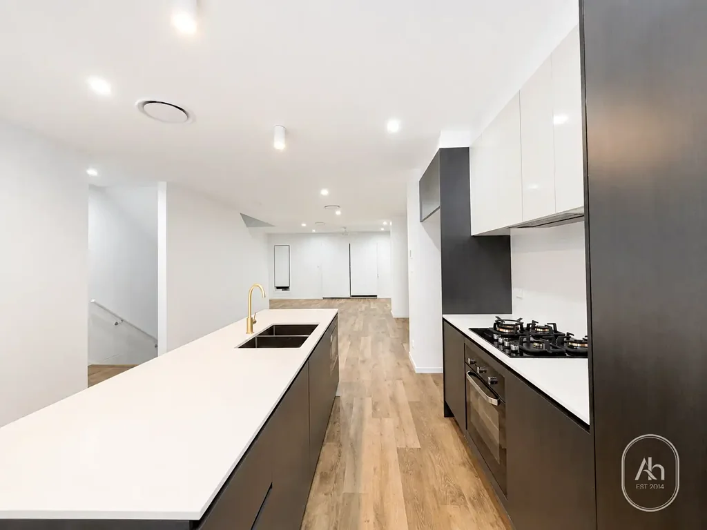 Modern 4-Bedroom Townhome with Double Garage in Prime Rochedale Location