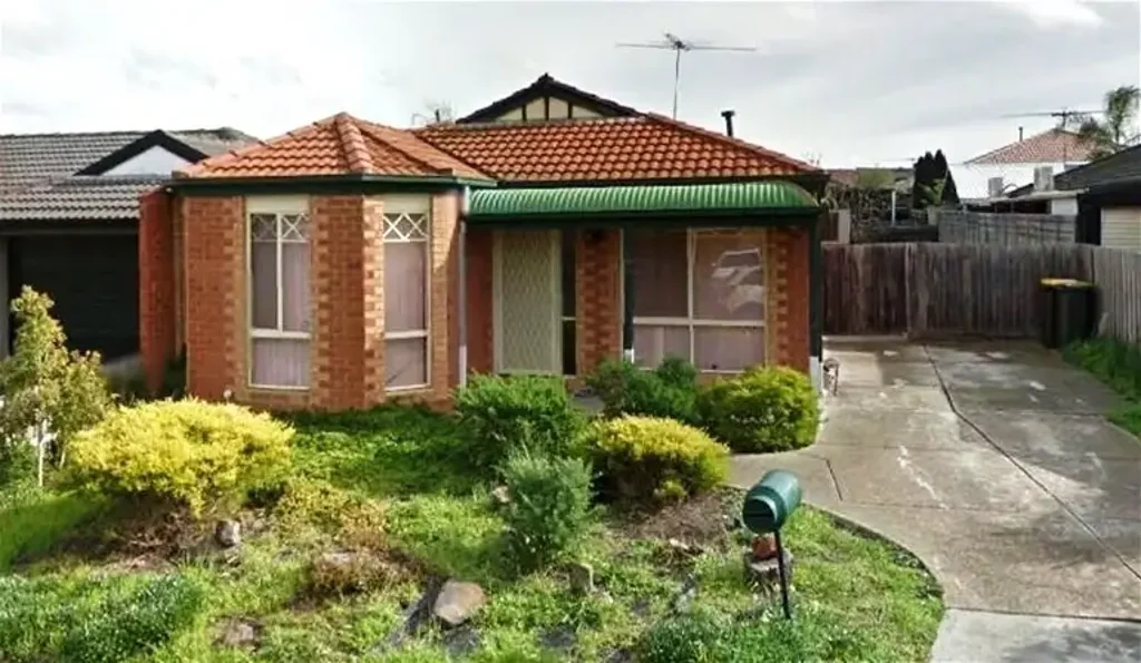 Peaceful Court Living Near Watergardens