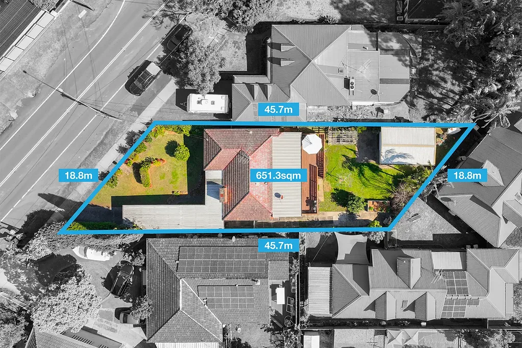 East Hills 3 Bedroom 651sqm | 18.8m Frontage | 11 minute walk to train station