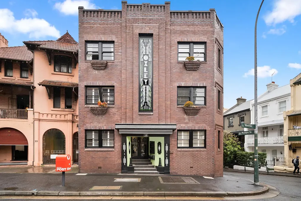 Potts Point 1 Bedroom Bright and airy elevated strata studio in landmark Art Deco