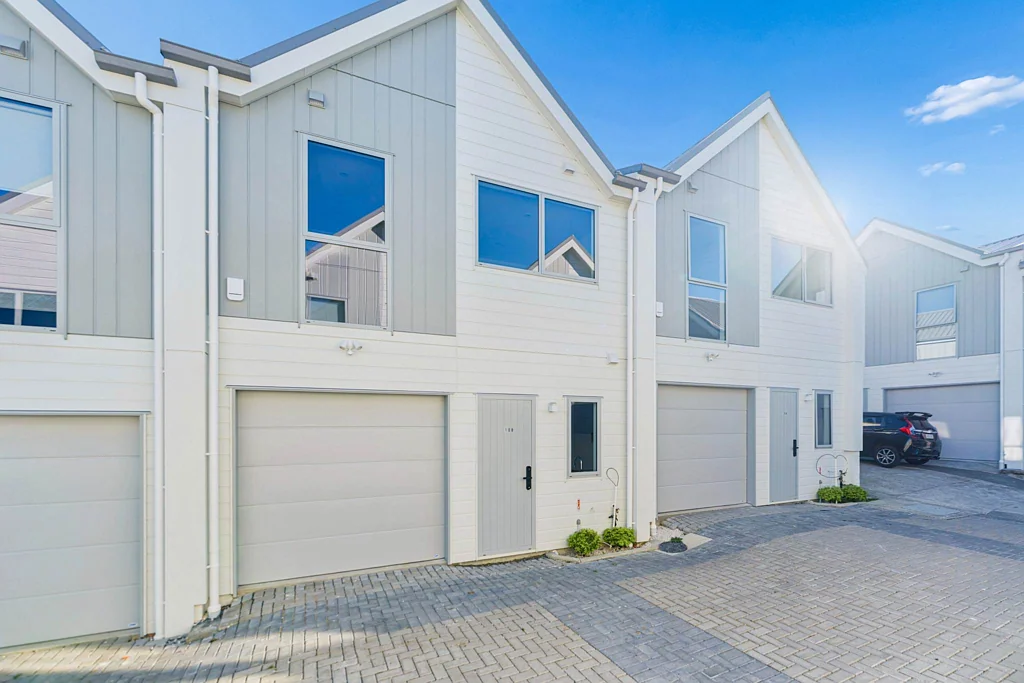 Family home in Torbay with Garage - Water Included